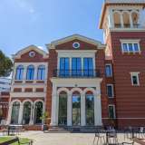 La rossa dimora si erge su due livelli (pi� uno interrato) ed � caratterizzata da un�articolazione dei volumi esterni disposti con libert� espressiva rispetto ai linguaggi classici dell�epoca 